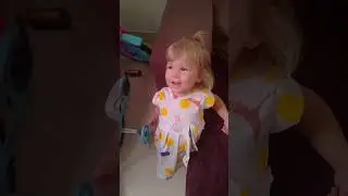 J&uacute;lia pedindo a papai para abrir a embalagem