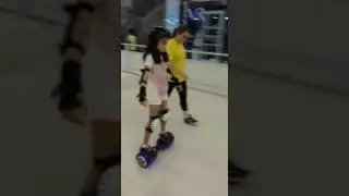 Andando de roler board no shopping