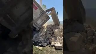 Damperli Kamyon ile Taş Boşaltma İşlemi #shorts