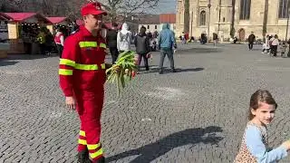 Flori din partea pompierilor, cu ocazia Zilei de 8 Martie
