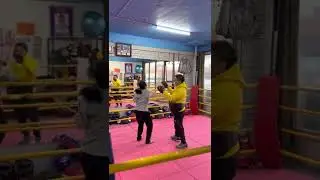 First time she had ever hit the pads. Her first boxing session 🙂💥🥊👸