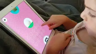 Smilla viser Thinkrolls 2 fra avokiddo
