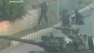 Syrian troops sweep into Daraa, fire on protesters&lrm;