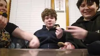 Trying the peanut butter oreos from Smj movie 