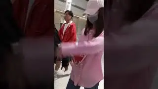 林心如来探班霍建华一路跟粉丝说话 Lin Xinru visits Huo Jianhua and talks with fans all the way