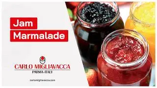 Riempimento di confetture e marmellate di frutta in vasi di vetro e secchielli in plastica
