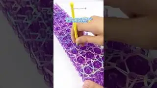 А этот браслет светится в темноте 🫢 Приобретите новые резинки Rainbow Loom Glow Party в Walmart!