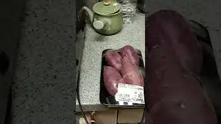 サツマイモを焼いてます。鳴門金時、栗みたいで美味しいです！