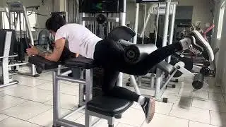 Exercício para Glúteo e Posterior de Perna na Máquina 4 Apoios