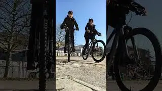 Primo video con me e Davide facendo una serie di impennate