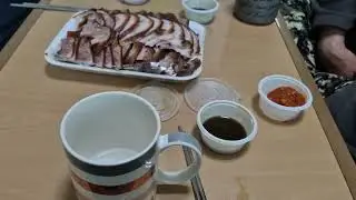 장날 한잔 하고 있다 