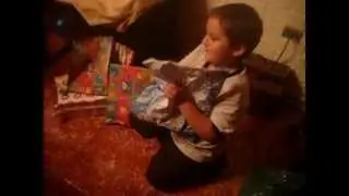 Niño recibe carbón para navidad