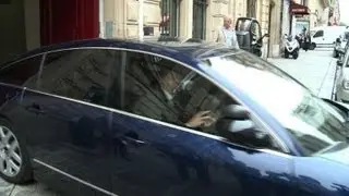 Nicolas Sarkozy sort de ses nouveaux bureaux &agrave; Paris