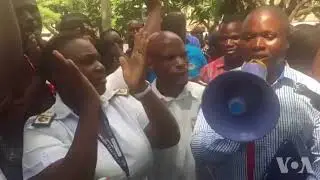 Uhulumende Ukhanya Esencibilika Ngodaba Lokuxotsha Abongi