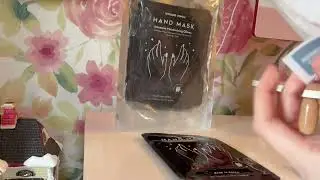 Are the gloves hydrating?Use your phone while moisturizing? WONDER FAMILY