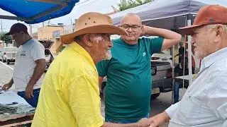 Seu Pedro Jacó comprando queijo na banca de Ivanildo pedreiro em Verdejante PE