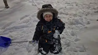 Закапываем игрушки в снегу.