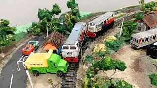Kereta Api Oleng Menabrak Dump Truk Hijau Di Dekat Palang Pintu Diorama Sampai Terpental