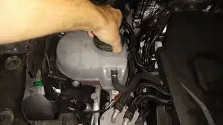Как залить охлаждающую жидкость/антифриз в двигатель VW Tiguan (показаны модели 2018&ndash;2024 и 2023 годов выпуска)