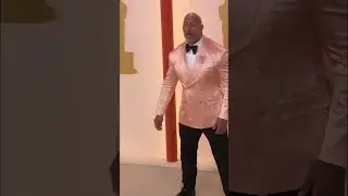 Dwayne Johnson is ROCKing pink at the #oscars