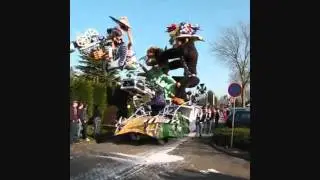 Carnavalswagen van BC de Flierefluiters 2011 in de optocht