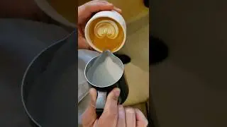 very clean wing tulip 🌷 latte art. #coffee #coffeeaddict #love #barista #coffeelover #lovestatus