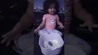 Hümeyra teyzesiyle kek çırpıyor🤭