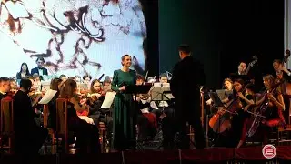 Оркестр, художница и актриса рассказали детям Ревды о приключениях Санта Клауса