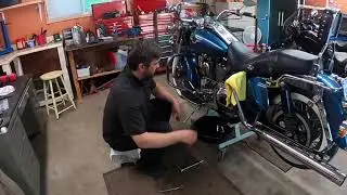 Замена первичной жидкости в цепной коробке передач Harley Davidson Road King 1998 года.