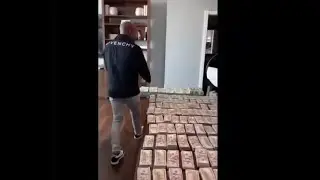 Floyd Mayweather flexing over 1 million dollar cash