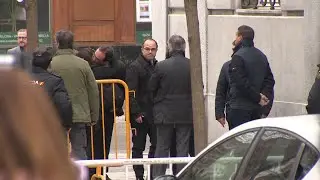 Jordi Turull se despide de su esposa a la llegada al TS