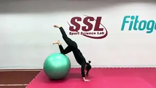 짐볼 코어 운동_ 엎드린 자세_ prone one knee pull twist