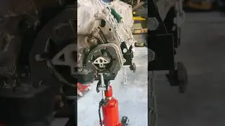 BMW TRANSFER CASE/TRANSMISSION MOUNT INSTALL WITHOUT SPECIAL TOOLS! #bmw  #mechanic  #cartok  #bmwx5