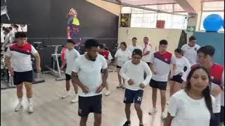 COREOGRAFIA UCE CON MUSICA: Que Rico La Ponen Chiquito Team Band