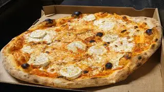 Prawdziwa włoska pizza przyrządzana na ogniu z drewna