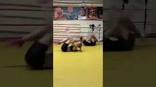 Когда муж тренер. #АфанасьевИван #тренер #IvanCoachMMA #днепр #кувырки #акробатика #муж #жена