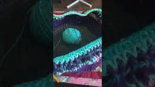 Crocheting big basket bag.v stitch borders.
