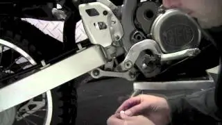 Установка задней тормозной вилки Zeta на Suzuki DRZ400S