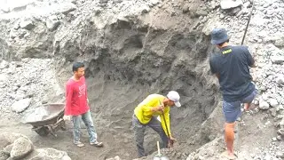 Manual sand miner!!process of separating black sand and rocks.