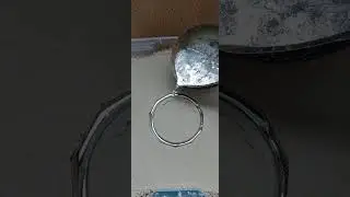 fundici&oacute;n de aluminio en un molde de arena para hacer
