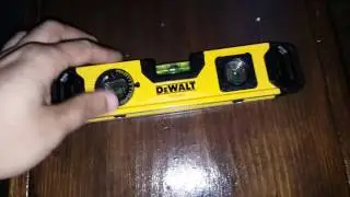Регулируемый уровень Dewalt, малый. Отличный гаджет для ящика с инструментами.