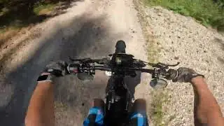 Auf zum See mit der Surron! Downhill durch den Wald Teil 1[4K]