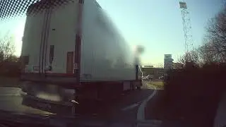 Řidič chtěl podjet kamion na kruh&aacute;či, dopadl &scaron;patně / The driver wanted to overtake the truck