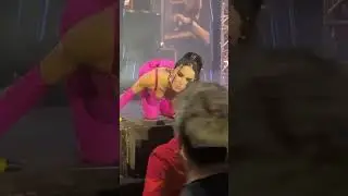 Lali Esp&oacute;sito beso a una fan que se habia desmayado
