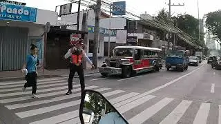 May tumatawid na mga senior naka wheelchair papuntang Shaw Boulevard galing p Sanchez street