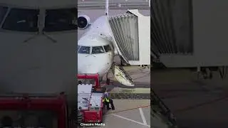 How Jet Bridges Attach To Aircraft #shorts
