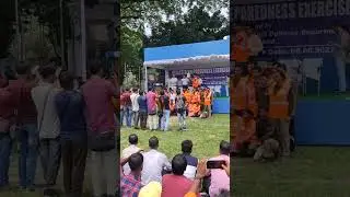 civil defence volunteers  জেলা শাষক  অ&zwj;্যাওয়াড দিচ্ছেন ।