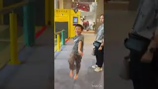 Osaka Kids Plaza: Ivan Age 6 challenges human speed 13 km/h