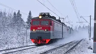 В метель! Электровоз ВЛ10У-1005 с грузовым поездом, 2 января 2026 г.