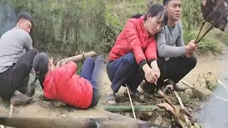 While helping Nam roast the duck, the girl's actions astonished him.